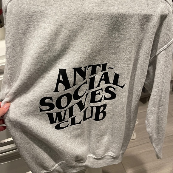 Tops - “Anti social wives club” light gray sweatshirt